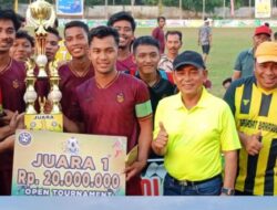 Penutupan Sepakbola Dundangan Cup VII 2023, H.M.Haris dan Ketua DPRD Pelalawan Serahkan Piala Pemenang