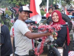 “Iin Dwi Astuti ”  Anggota DPRD kota Metro, Serahkan Hadiah Lomba Karnaval Warga Purwoasri