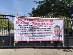 “Viral… Spanduk Dugaan Pungli Terpampang di Gerbang Kompleks Pemda”