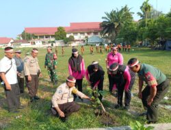 Peringati HUT RI ke-78 Kapolsek Bukit Raya Bersama Forkopimcam Lakukan Penanaman Pohon Serentak