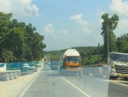 Masyarakat Berharap Dishub Pelalawan Tertibkan Mobil Trailer yang Parkir di Pinggiran Jalan