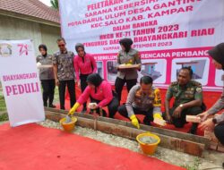 Kapolres Kampar Melakukan Peletakan Batu Pertama Pembangunan MCK di PDTA Darul Ulul
