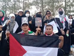 Ketua DPRD Kabupaten Bekasi HM BN Holik Qodratullah, Sambut Peserta Aksi Bela Palestina