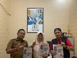 JMSI Pelalawan Bagikan Majalah Pendidikan Sebagai Dukungan TBM FATIRA