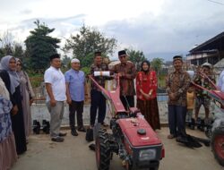Bupati Madina Serahkan Tracktor di Huraba