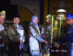 Hadiri Pembukaan MTQ Riau di Inhu, Bupati Rohil Serahkan Piala Bergilir
