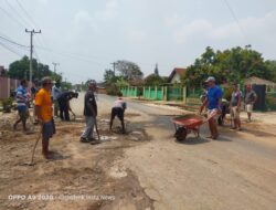 Warga Purwoasri  Gotong Royong timbun jalan Berlubang dr Sutomo