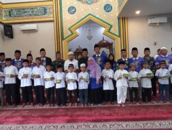 Ibu Derita Eriana Berikan Bantuan Sembako kepada Kaum Dhuafa dan Anak Yatim Melalui Tim ‘Kami Peduli’ di Mesjid At Taubah”