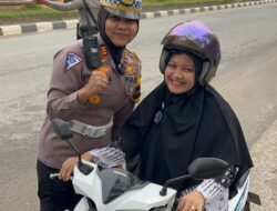 Budayakan Tertib Berlalu Lintas, Kasatlantas Pelalawan Beri Hadiah kepada Para Guru