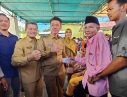 Dibayarkan Enam Bulan Sekaligus, Bupati Rohil Salurkan BLT Secara Simbolis
