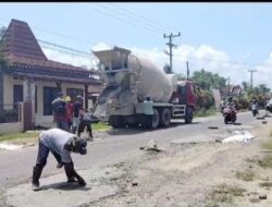 Warga Purwoasri Bersatu kembali Bergotong Royong Cor Beton Jalan dr Sutomo