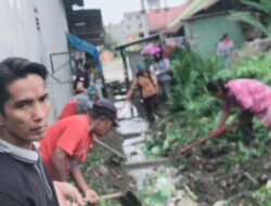 Camat dan Lurah Pangkalan Kerinci Berkolaborasi dengan Warga Bersihkan Drainase Menghadapi Musim Hujan