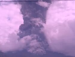 Gunung Merapi di Sumatera Barat Meletus