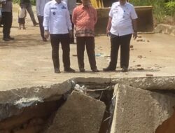 Wabup ROHUL Tinjau Lokasi Longsor di Jalan lintas Provinsi Ujung Batu Rokan Batas Sumbar