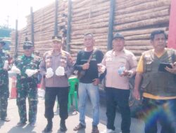 Peduli Pengendara Terjebak Antrian Banjir, Polsek dan Koramil 04 Pangkalan Kuras, Kantor Hukum Hendrik Garingging serta Tim Media Bagikan Nasi Bungkus Gratis