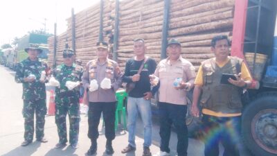 Peduli Pengendara Terjebak Antrian Banjir, Polsek dan Koramil 04 Pangkalan Kuras, Kantor Hukum Hendrik Garingging serta Tim Media Bagikan Nasi Bungkus Gratis