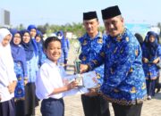 Peringati Hardiknas, Sekda Aceh Utara Serahkan Penghargaan untuk Sekolah dan Siswa Berprestasi