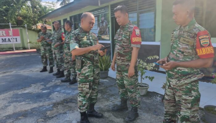 Dan Ramil 04/Pangkalan Kuras Kapten Arh H. Simbolon Periksa Hand Phone Anggotanya, Pastikan Tidak Ada Terlibat Judi Online