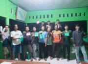 Kepala Desa Bersama Ketua BPD Memberikan Penyerahan Sepatu Bola Kaki Ke Karang taruna Desa Benua Ratu