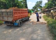 Warga Perduli Timbun  Jalan Atmosentono yang Berlubang