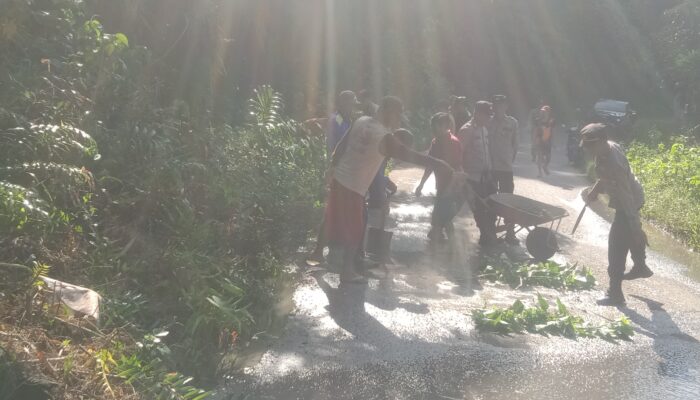 Pemerintahan Desa Bersama Koramil Dan Kapolsek Kaur Tengah Bersama Pembersihan Jalan Lintas