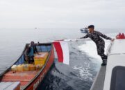 Komandan Lanal Lhokseumawe, Bersama Forkopinda Bagikan Bendera di Tengah Laut