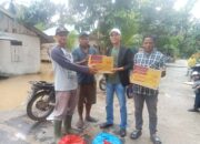 Tim Relawan Pro Anton Serahkan Bantuan kepada Korban Banjir di Desa Teluk Aur