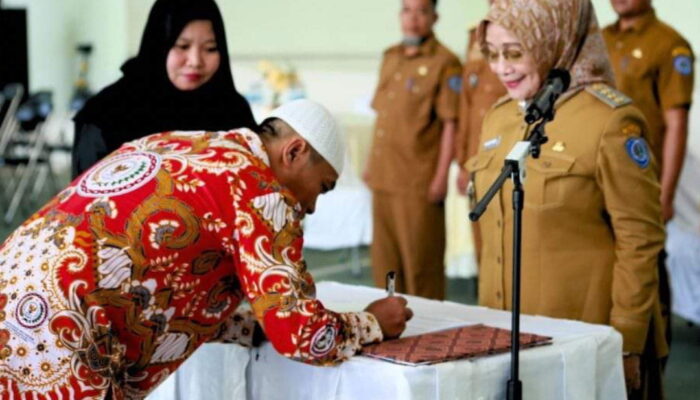 Plt Bupati Labuhanbatu Kukuhkan Perpanjangan Jabatan Kades.