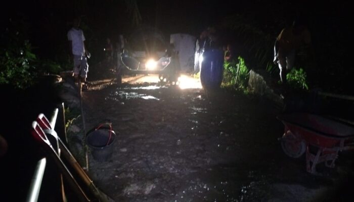 Sembilan Kades Di Padang Guci Hilir, Swadaya Perbaiki Jembatan Air Palawan