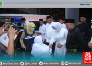343 Jamaah Haji Kloter 9 Asal Rokan Hulu Tiba di Batam, Disambut Haru oleh Bupati Anton