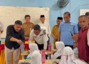 Bupati Zukri Tinjau Langsung Peluncuran Hari Pertama Program Makan Bergizi Gratis Di SDN 005 Desa Makmur