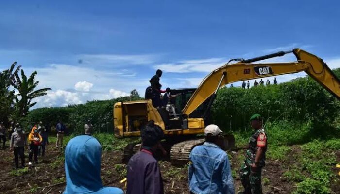 Mafia Tanah Menggusur Amborgang : “Pengusaha Traktor kian Mendapat Kritikan”