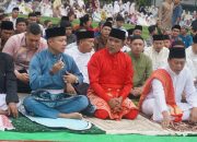 Bupati dan Wabup Sholat IED di lapangan Mini Soccer Pangkalan Kerinci