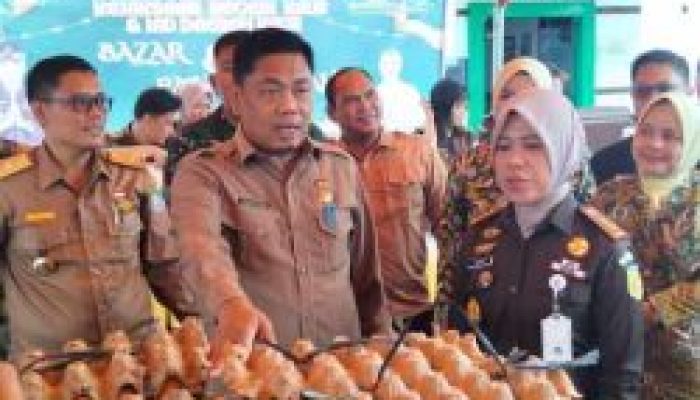 Sekda Kaur Hadiri Bazar Dan Pasar Murah Di Kejari Kaur