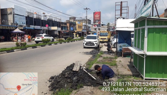 Tak Ingin Banjir Jadi Tradisi, PUPR Rohul Turun Tangan Bersihkan Drainase Jalan Sudirman Ujung Batu