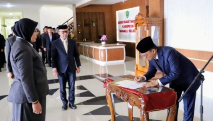 Bupati Tapsel H Gusirawan pasaribu lantik Efrida yanti sebagai kadis pendidikan