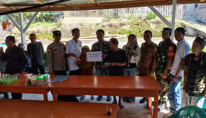 Pemdes Penandingan Salurkan BLT-DD Triwulan l Tahun 2025 Kepada 3 KPM