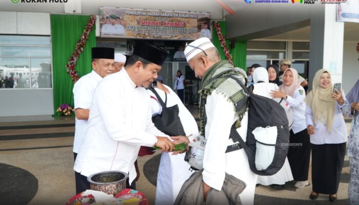 Tangis Bahagia Sambut Kepulangan Jemaah Haji Rohul, Wabup Syafaruddin Poti Hadir di Bandara Tuanku Tambusai