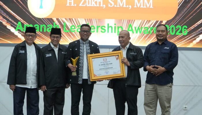 Mengabdi dengan Amanah, Bupati Zukri Raih Penghargaan Amanah Leadership dari JMSI Riau