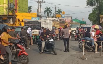 Antrean Panjang Pengisian Pertalite Terjadi di SPBU Jalan Perintis Kemerdekaan Binjai, Warga Harapkan Solusi Pemerintah