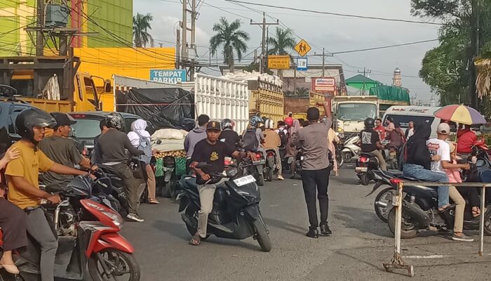 Antrean Panjang Pengisian Pertalite Terjadi di SPBU Jalan Perintis Kemerdekaan Binjai, Warga Harapkan Solusi Pemerintah
