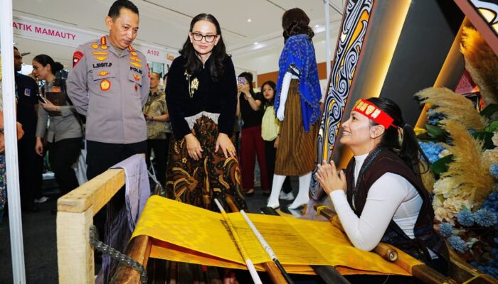 Kapolri dan Ketua Umum Bhayangkari Tinjau Bazar Kreasi Bhayangkari Nusantara 2026