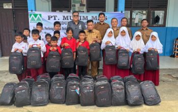 Dukung Pendidikan di Pelalawan, PT Musim Mas Salurkan 480 Paket Perlengkapan Sekolah Melalui Program GNOTA