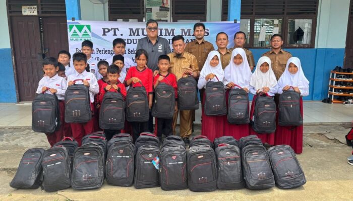 Dukung Pendidikan di Pelalawan, PT Musim Mas Salurkan 480 Paket Perlengkapan Sekolah Melalui Program GNOTA