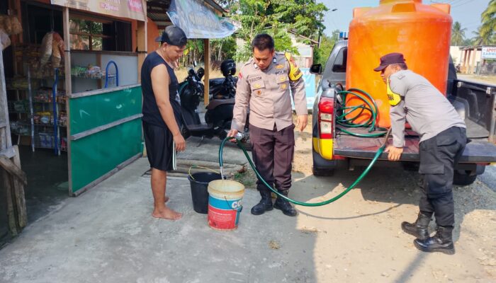 Polres Kaur Salurkan 2.500 Liter Air Bersih untuk Warga Terdampak Kemarau Panjang