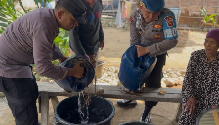 Polsek Muara Sahung Salurkan Air Bersih dengan Motor Dinas, Jangkau Warga Terpencil di Ex Trans SP2