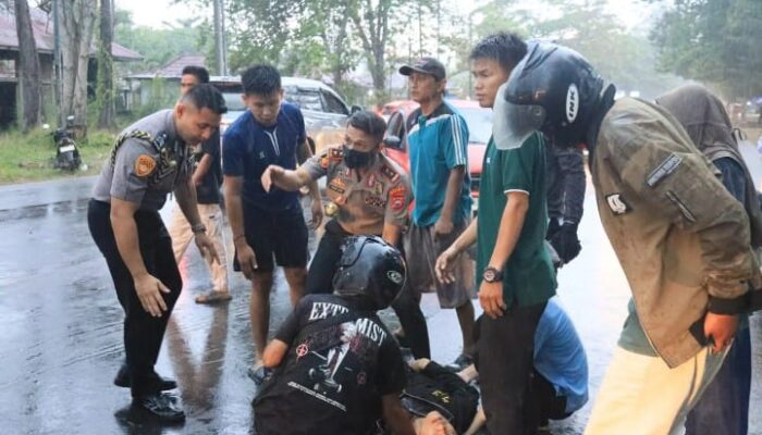 Bukti Nyata Sosok Pemimpin Kapolda Bengkulu Ikut Bantu Korban Laka Lantas Meskipun Hujan Deras Melanda