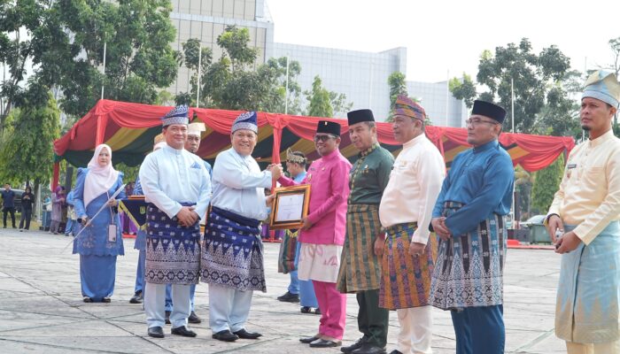 Bupati Pelalawan terima penghargaan, pada peringatan HUT Propinsi Riau ke-69
