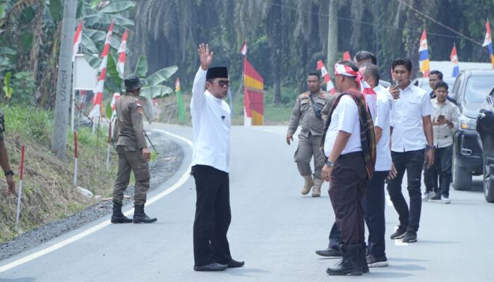 Bupati Pelalawan Tinjau Pengaspalan Jalan CSR PT. Arara Abadi di Desa Batang Kulim