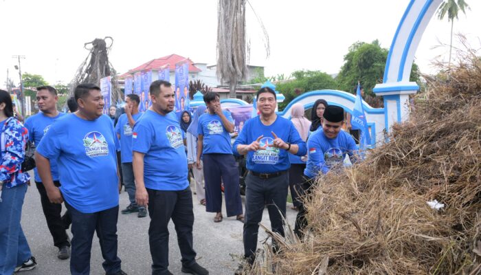 Gerakan Langit Biru Demokrat Rohul, 275 Kader Bersihkan Pemakaman dan Bagikan 150 Paket Sembako